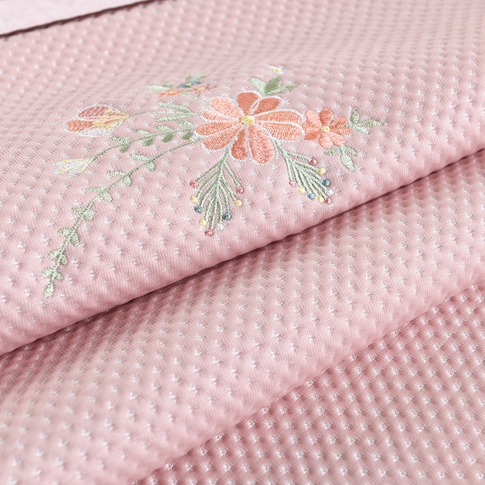 91家纺网 家纺一手货源 找家纺 小猫派 2025夏季冰丝枕头套A类豆豆凉感常规枕套 凉感绣花-粉色花束