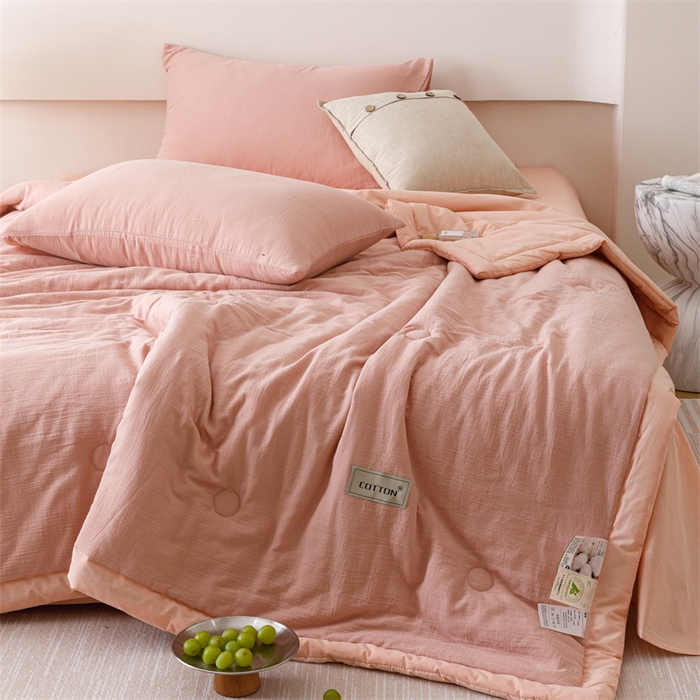 91家纺网 家纺一手货源 找家纺 2025新款全棉皱皱纱夏被 被子被芯 草莓粉