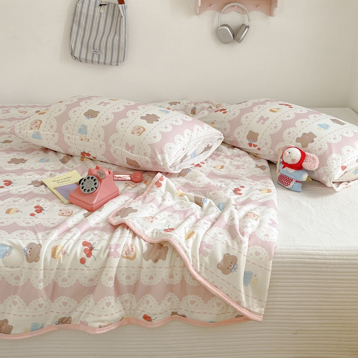 91家纺网 家纺一手货源 找家纺 桃子家居  2025新款A类高品质牛奶针织棉软糯大豆夏被 针织棉-粉色樱桃熊