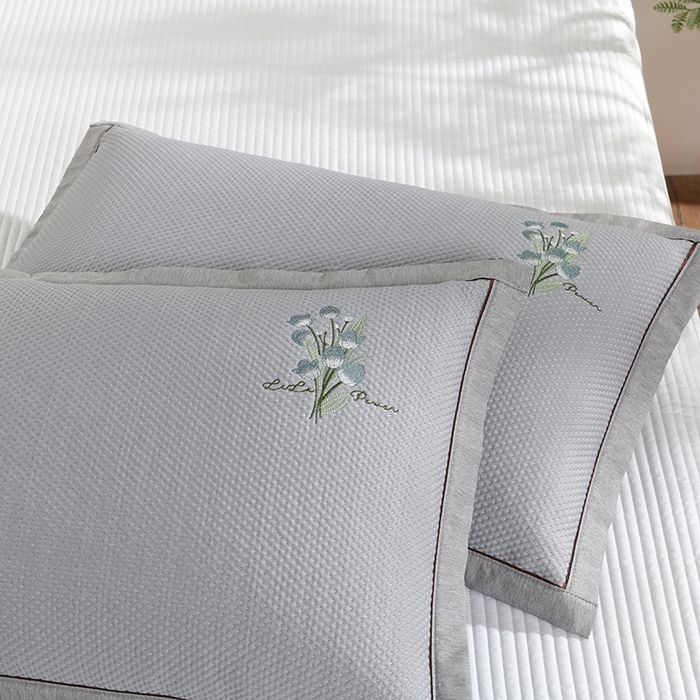 91家纺网 家纺一手货源 找家纺 小猫派 2025夏季冰丝枕头套A类豆豆凉感常规枕套 凉感绣花-灰色花束