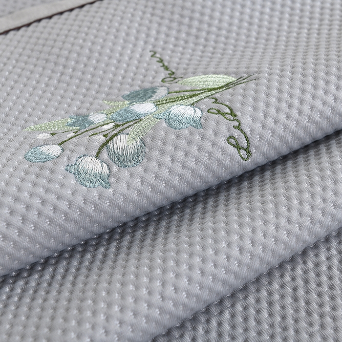 91家纺网 家纺一手货源 找家纺 小猫派 2025夏季冰丝枕头套A类豆豆凉感常规枕套 凉感绣花-灰色花束