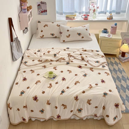 91家纺网 家纺一手货源 找家纺 桃子家居  2025新款A类高品质牛奶针织棉软糯大豆夏被 针织棉-奶咖饼干熊