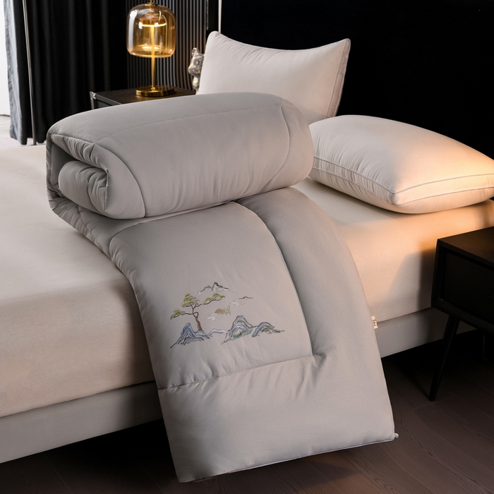 91家纺网 家纺一手货源 找家纺 招财狼 2025新款抗菌小竹棉冬被 小竹棉-浅灰