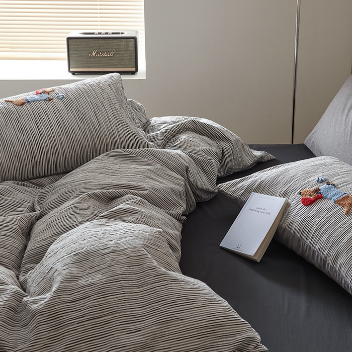 91家纺网 家纺一手货源 找家纺 怡家居 2025新款色织大提花立体毛巾绣四件套 黑条腊肠狗