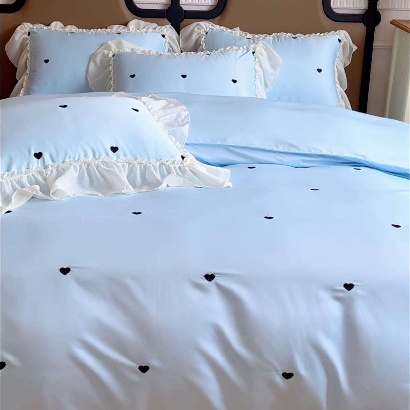 91家纺网 家纺一手货源 找家纺 花香四季家纺 2025新款法式蕾丝裙边刺绣仙女公主风四件套 爱心蓝