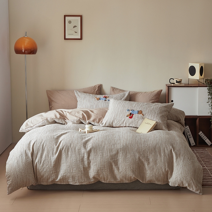 91家纺网 家纺一手货源 找家纺 怡家居 2025新款色织大提花立体毛巾绣四件套 咖条腊肠狗