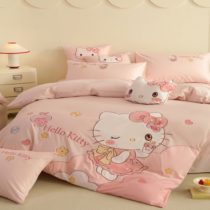 91家纺网 家纺一手货源 找家纺 绒棉世家 2025绒棉世家新款全棉水洗棉贴布绣专版四件套 HelloKitty