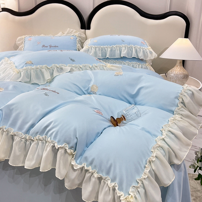 91家纺网 家纺一手货源 找家纺 花香四季家纺 2025新款法式蕾丝裙边刺绣仙女公主风四件套 玫瑰蓝