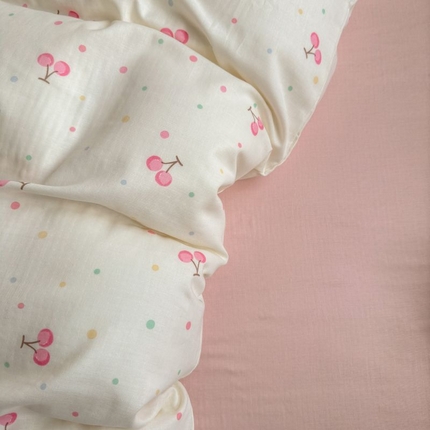 91家纺网 家纺一手货源 找家纺 2025新款双层纱印花卡通四件套-床拍 樱桃果