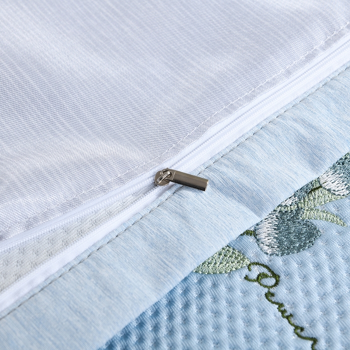 91家纺网 家纺一手货源 找家纺 小猫派 2025夏季冰丝枕头套A类豆豆凉感常规枕套 凉感绣花-蓝色花束