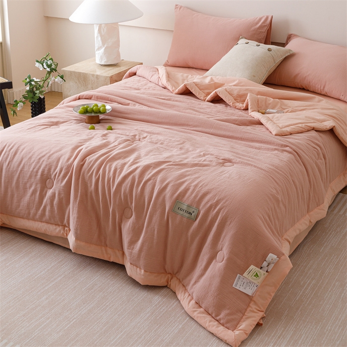 91家纺网 家纺一手货源 找家纺 2025新款全棉皱皱纱夏被 被子被芯 草莓粉