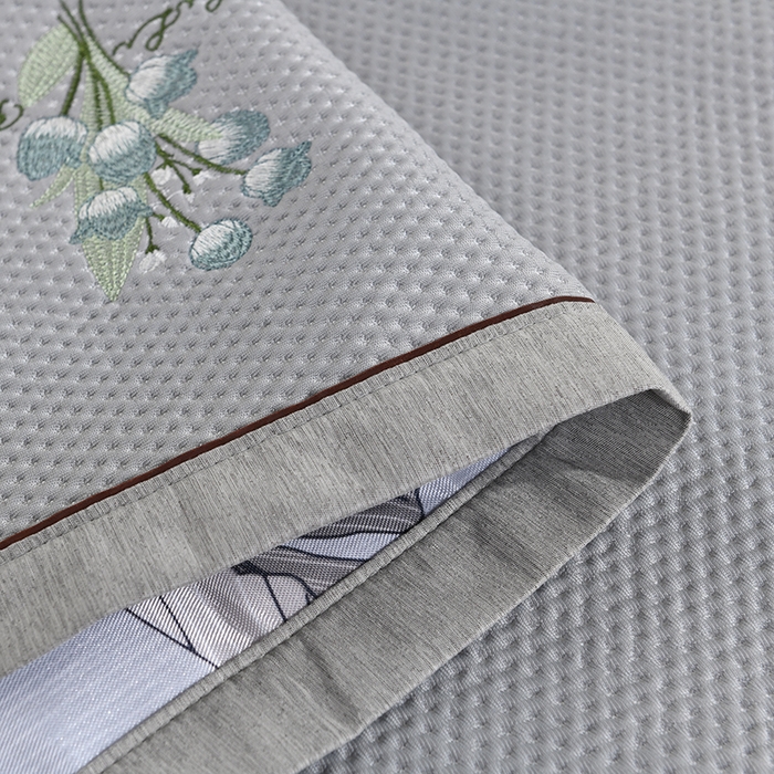 91家纺网 家纺一手货源 找家纺 小猫派 2025夏季冰丝枕头套A类豆豆凉感常规枕套 凉感绣花-灰色花束