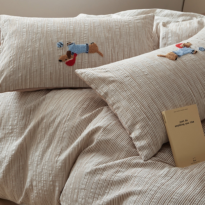 91家纺网 家纺一手货源 找家纺 怡家居 2025新款色织大提花立体毛巾绣四件套 咖条腊肠狗