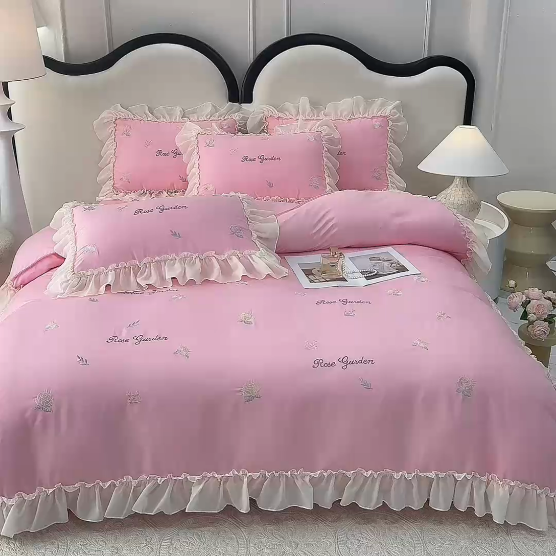 91家纺网 家纺一手货源 找家纺 花香四季家纺 2025新款法式蕾丝裙边刺绣仙女公主风四件套 玫瑰粉