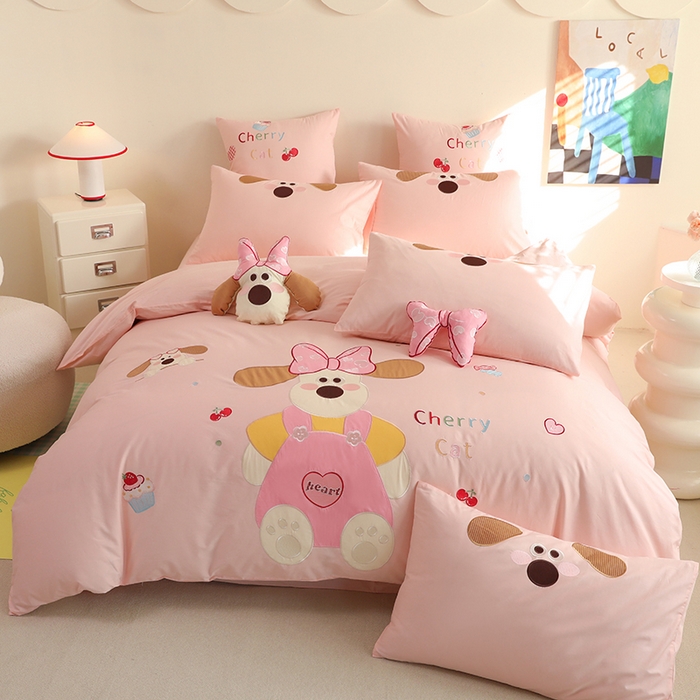 91家纺网 家纺一手货源 找家纺 绒棉世家 2025绒棉世家新款全棉水洗棉贴布绣专版四件套 甜心小狗