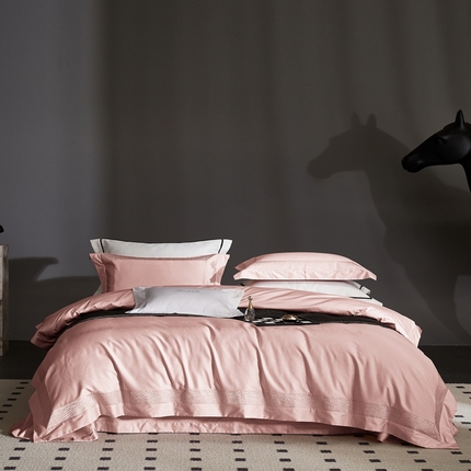 91家纺网 家纺一手货源 找家纺 爱情故事2025春夏居家新品四件套 臻彩（粉）