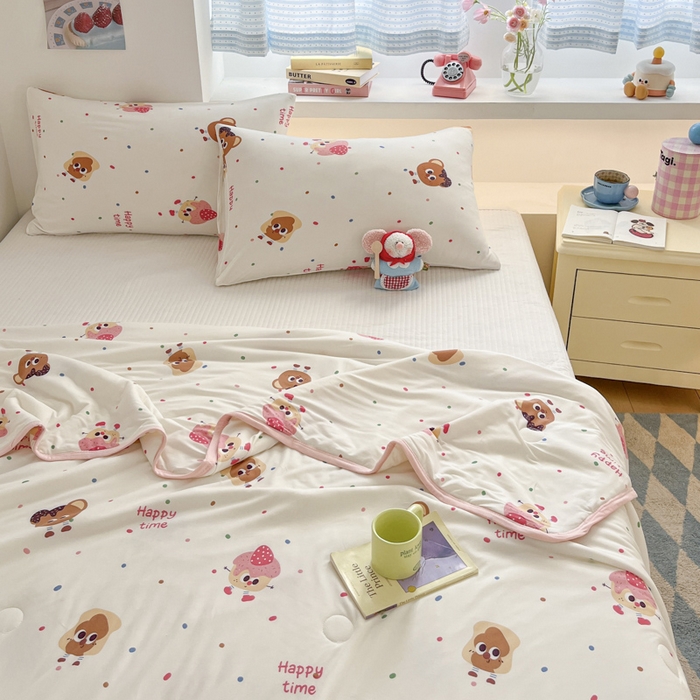 91家纺网 家纺一手货源 找家纺 桃子家居  2025新款A类高品质牛奶针织棉软糯大豆夏被 针织棉-开心时刻