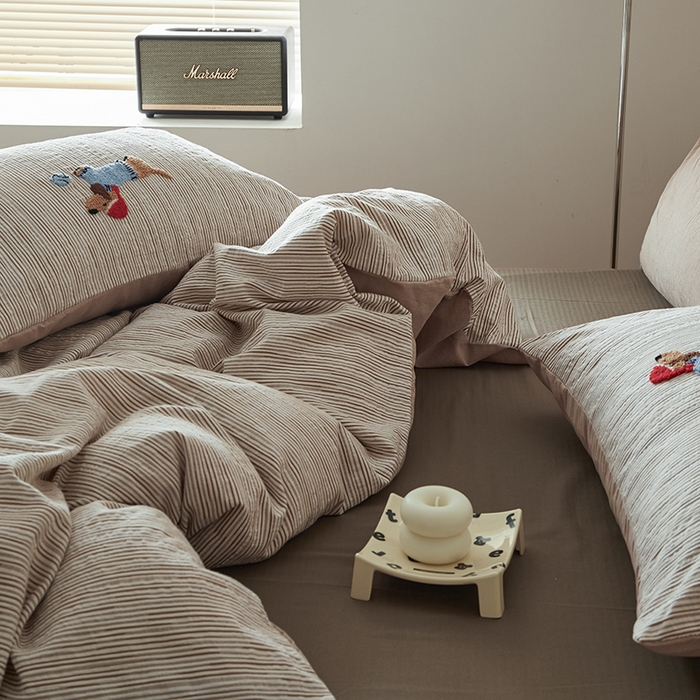 91家纺网 家纺一手货源 找家纺 怡家居 2025新款色织大提花立体毛巾绣四件套 咖条腊肠狗