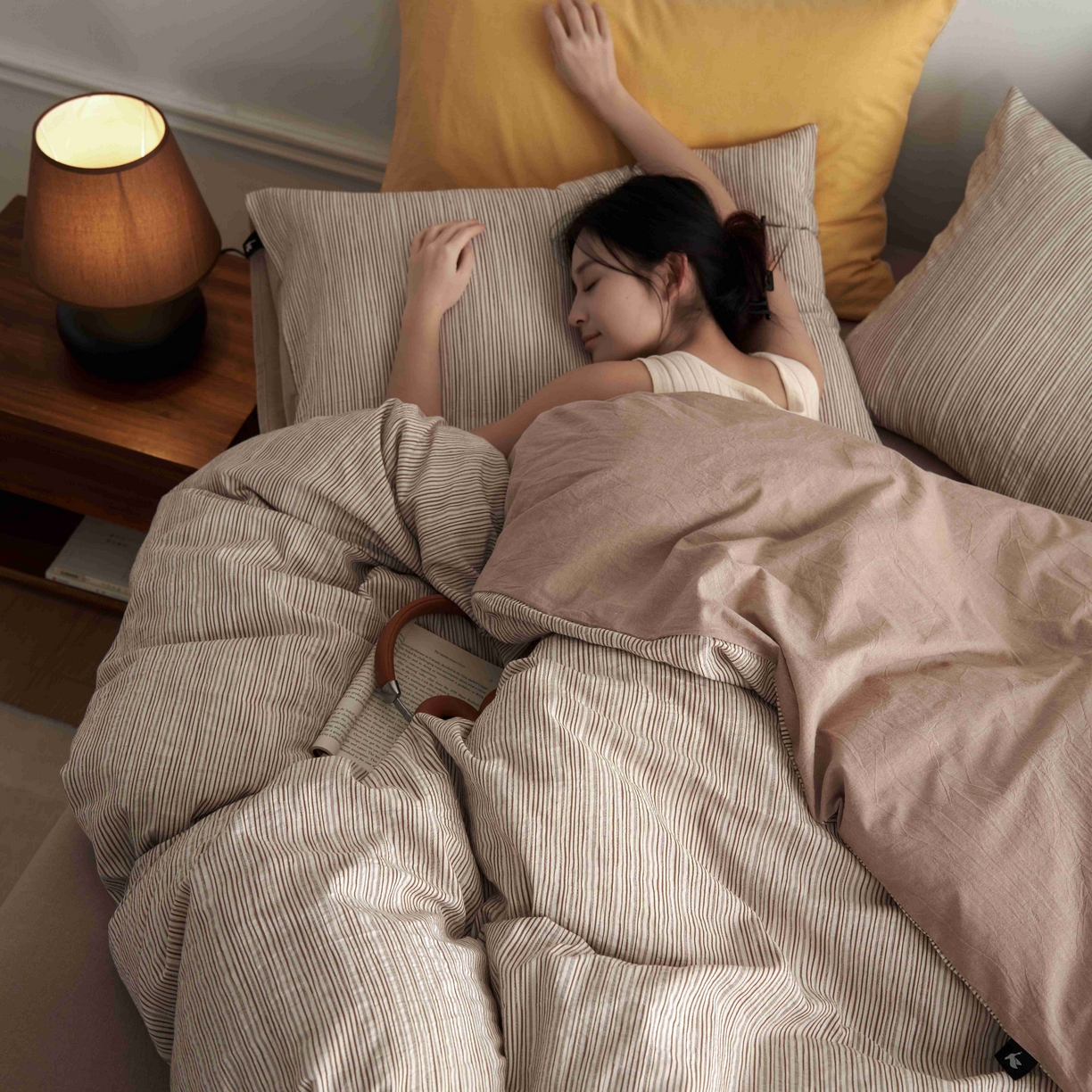 91家纺网 家纺一手货源 找家纺 安莱生活 2025新款60s色织大提花秘境条纹四件套系列 卡其混条