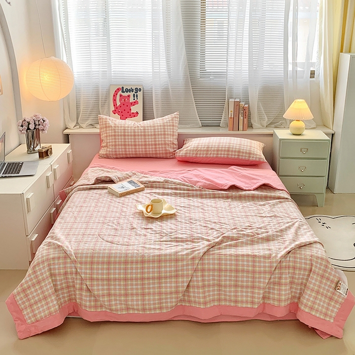 91家纺网 家纺一手货源 找家纺 水洗的故事 2025新款全棉色织水洗棉棉花夏被被子被芯 桃夭粉格