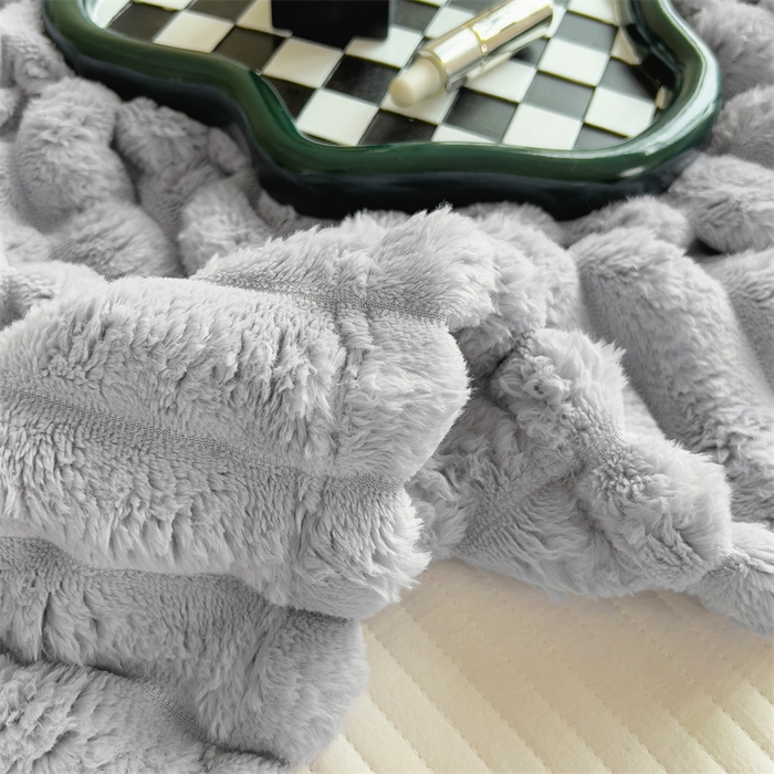 91家纺网 家纺一手货源 找家纺 一帆毯业 跨境外贸2025新款仿兔毛宽抽条牛奶绒盖毯 抽条浅灰