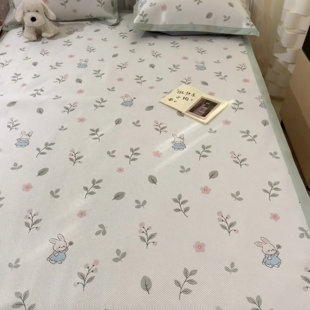 91家纺网 家纺一手货源 找家纺 2025新款小清新数码印花床笠款冰藤席 床笠春田蜜兔