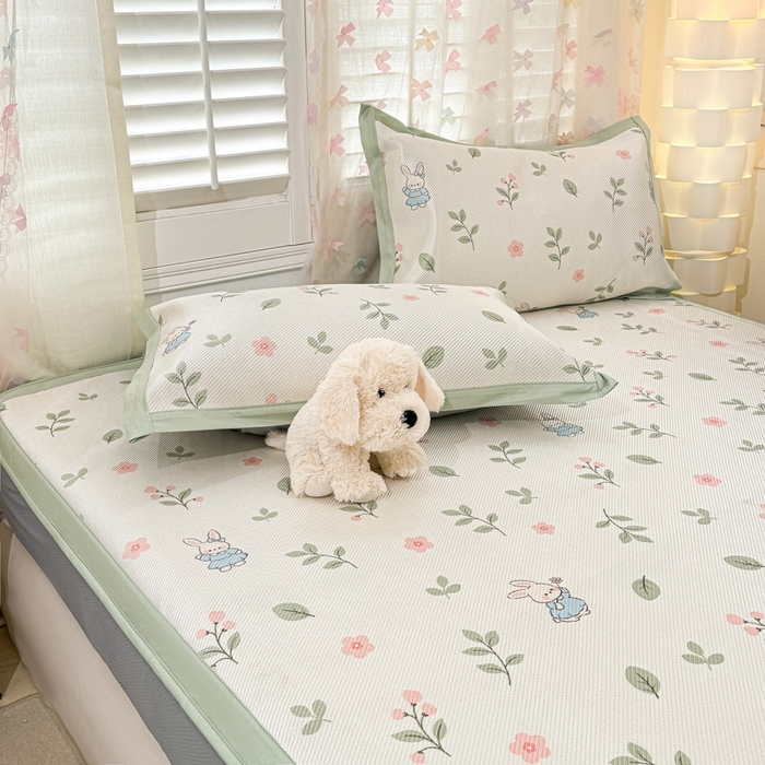 91家纺网 家纺一手货源 找家纺 2025新款小清新数码印花床笠款冰藤席 床笠春田蜜兔