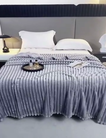 91家纺网 家纺一手货源 找家纺 一帆毯业 跨境外贸2025新款仿兔毛宽抽条牛奶绒盖毯 抽条浅灰