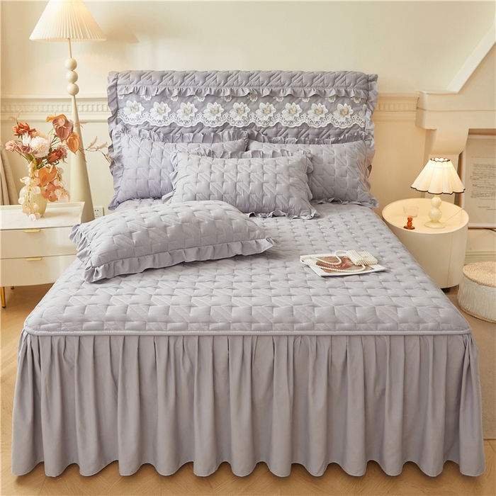 91家纺网 家纺一手货源 找家纺 十个点家纺 2025新款千鸟格磨毛绗缝夹棉纯色花边床裙三件套 经典浅灰