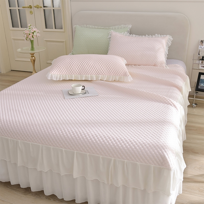 91家纺网 家纺一手货源 找家纺 赛丽雅 2025爆款A类凉感豆豆凉席三件套床裙款冰丝软席子床笠款凉席 粉玉