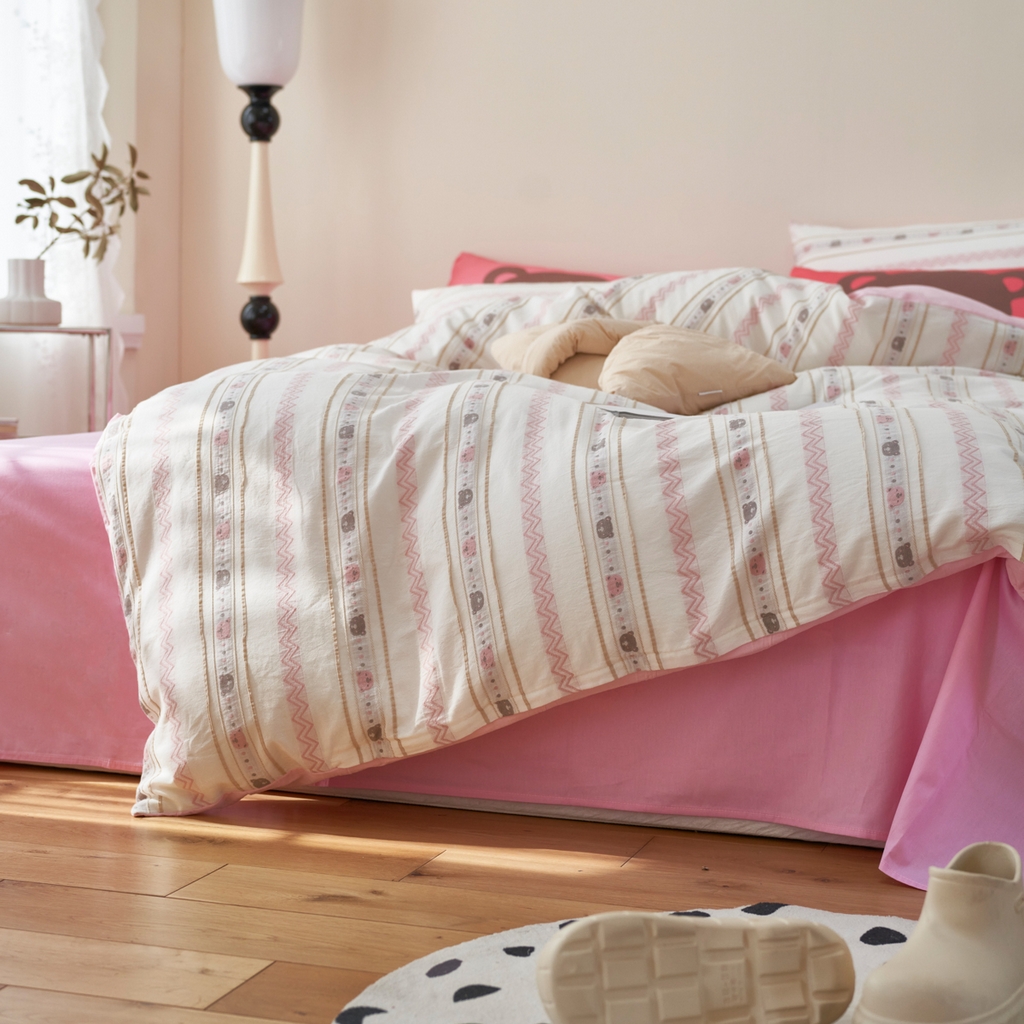 91家纺网 家纺一手货源 找家纺 金丝鸟家纺 2025新款专版全棉三层纱提花四件套波纹小熊系列 波纹小熊粉