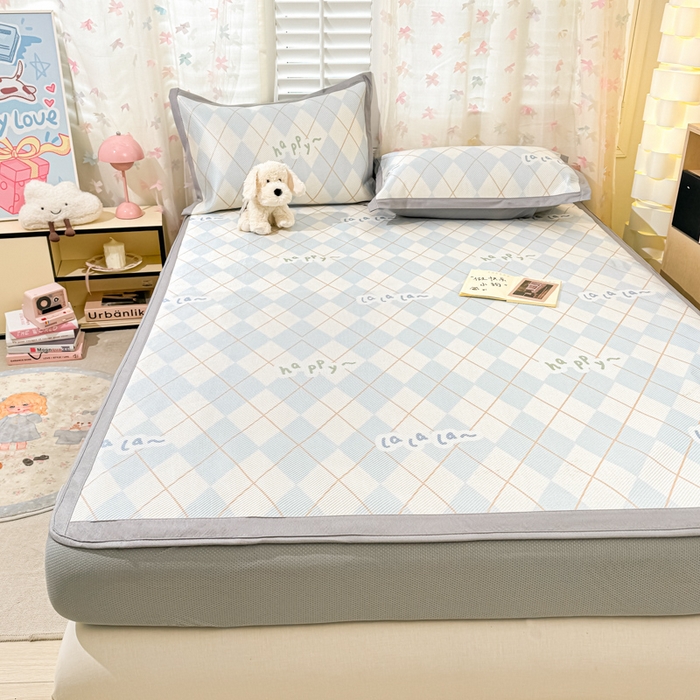 91家纺网 家纺一手货源 找家纺 2025新款小清新数码印花床笠款冰藤席 床笠方阔天气