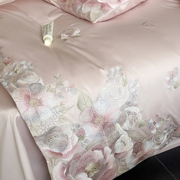 91家纺网 家纺一手货源 找家纺 鹿班家居 2025春夏款100S长绒棉精密刺绣-甜郁季风【标准会员-20元】 甜郁季风-粉色