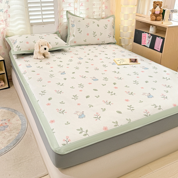 91家纺网 家纺一手货源 找家纺 2025新款小清新数码印花床笠款冰藤席 床笠春田蜜兔