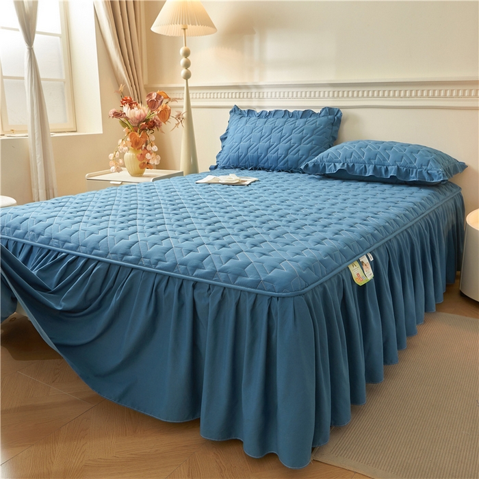 91家纺网 家纺一手货源 找家纺 十个点家纺 2025新款千鸟格磨毛绗缝夹棉纯色花边床裙三件套 经典兰色