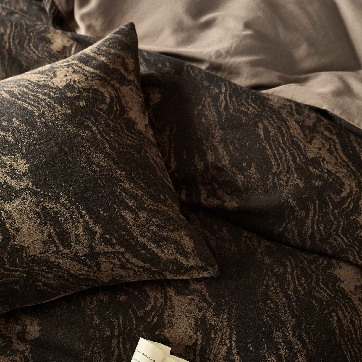 91家纺网 家纺一手货源 找家纺 安莱生活 2025年全棉色织人字纹提花三系列四件套 镜花园-黑