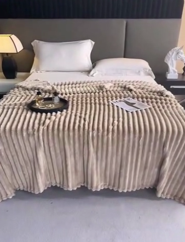 91家纺网 家纺一手货源 找家纺 一帆毯业 跨境外贸2025新款仿兔毛宽抽条牛奶绒盖毯 抽条卡其