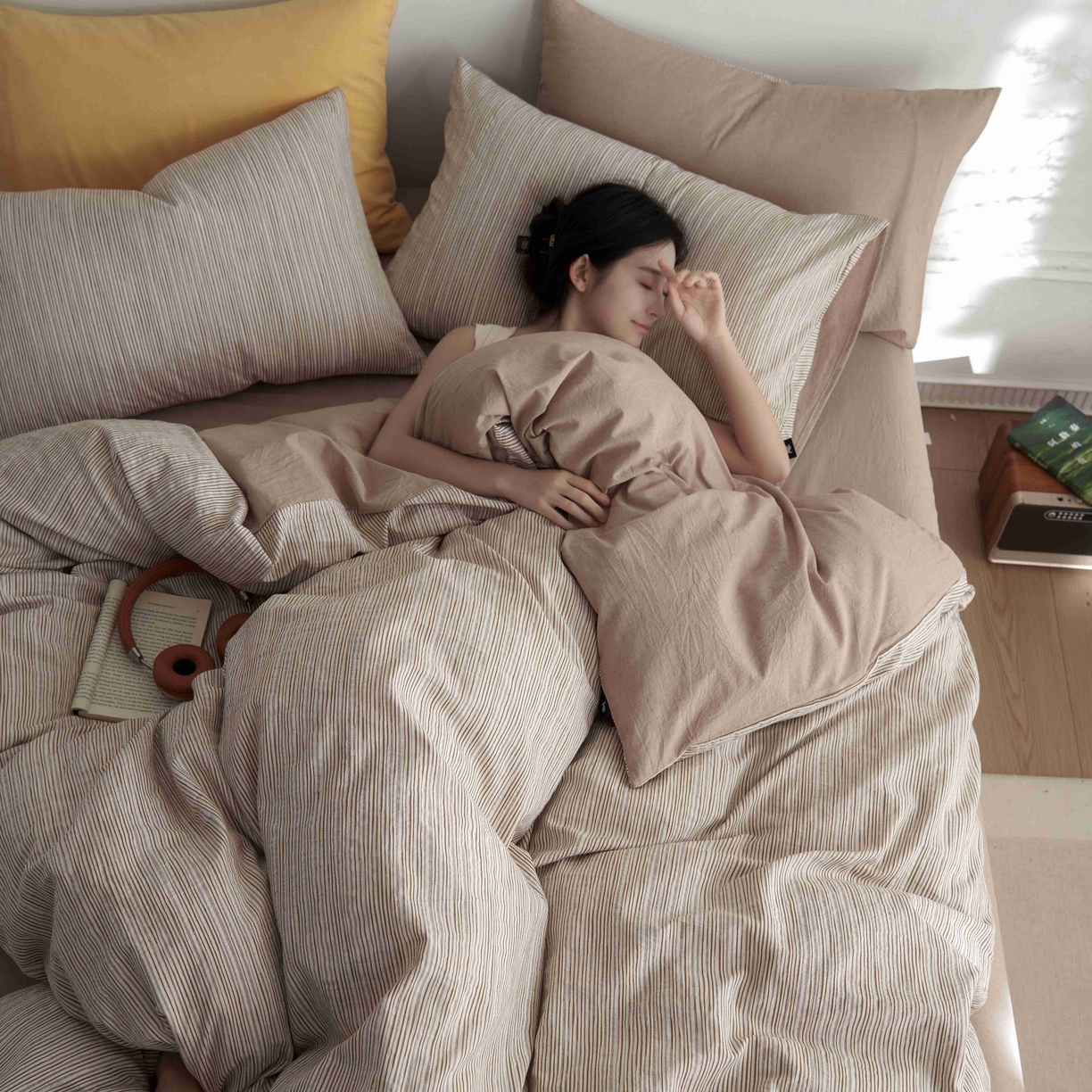 91家纺网 家纺一手货源 找家纺 安莱生活 2025新款60s色织大提花秘境条纹四件套系列 卡其混条