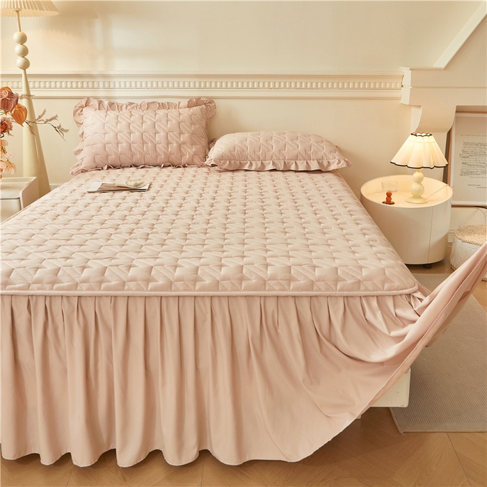 91家纺网 家纺一手货源 找家纺 十个点家纺 2025新款千鸟格磨毛绗缝夹棉纯色花边床裙三件套 经典浅驼