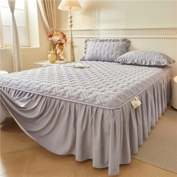 91家纺网 家纺一手货源 找家纺 十个点家纺 2025新款千鸟格磨毛绗缝夹棉纯色花边床裙三件套 经典浅灰