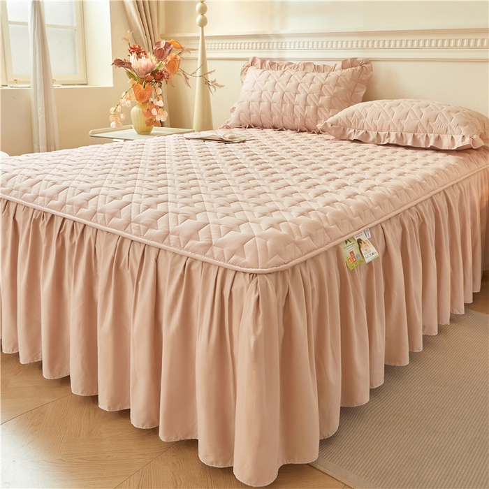 91家纺网 家纺一手货源 找家纺 十个点家纺 2025新款千鸟格磨毛绗缝夹棉纯色花边床裙三件套 经典浅驼