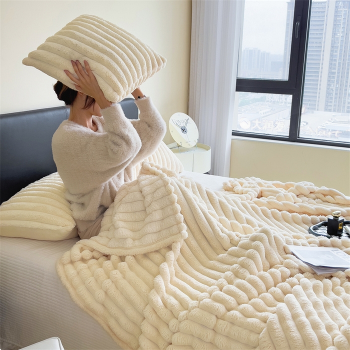 91家纺网 家纺一手货源 找家纺 一帆毯业 跨境外贸2025新款仿兔毛宽抽条牛奶绒盖毯 抽条白色