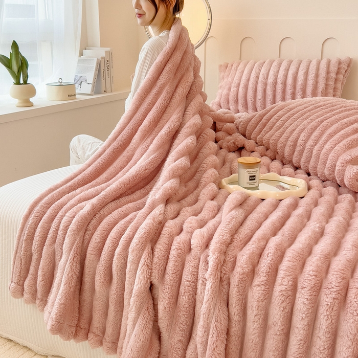 91家纺网 家纺一手货源 找家纺 一帆毯业 跨境外贸2025新款仿兔毛宽抽条牛奶绒盖毯 抽条粉