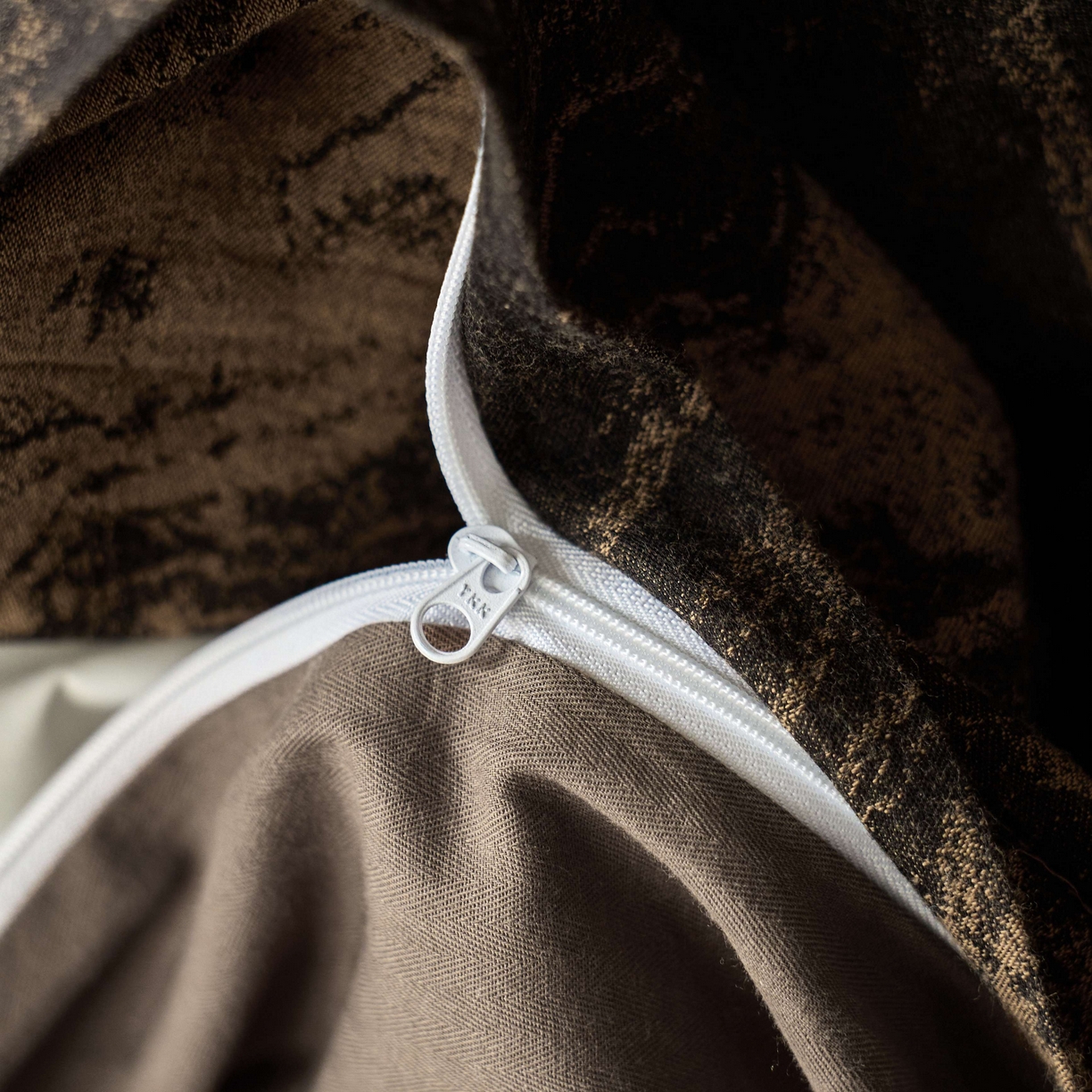 91家纺网 家纺一手货源 找家纺 安莱生活 2025年全棉色织人字纹提花三系列四件套 镜花园-黑