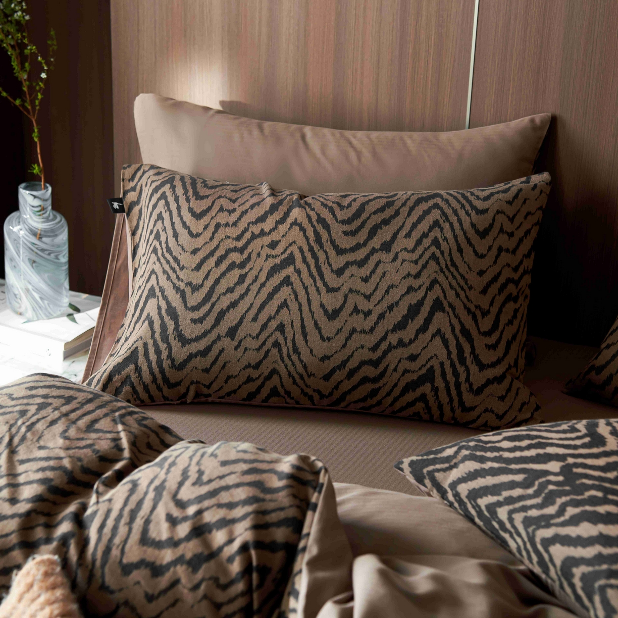 91家纺网 家纺一手货源 找家纺 安莱生活 2025年全棉色织人字纹提花三系列四件套 尤里-咖