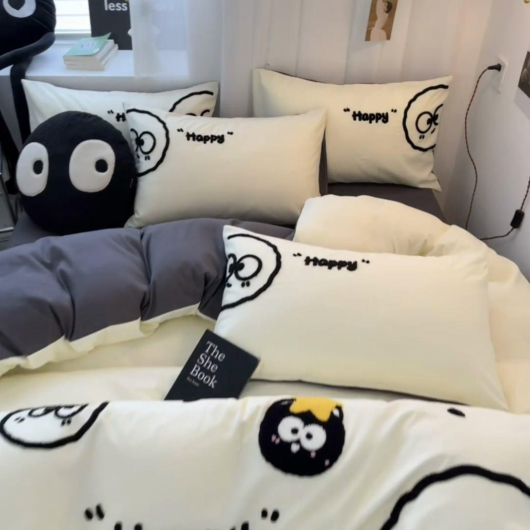 91家纺网 家纺一手货源 找家纺 沐慕 2025新款简约亲肤毛巾绣四件套 黑球球-米灰