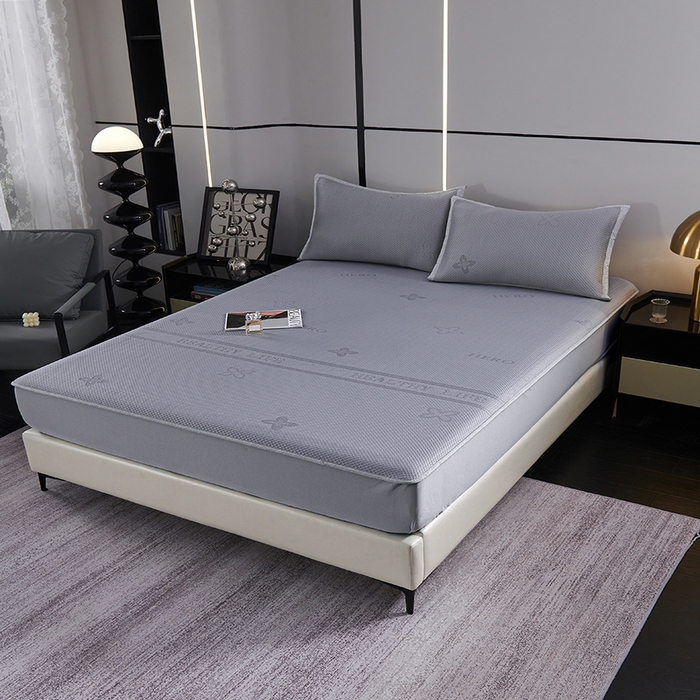 91家纺网 家纺一手货源 找家纺 青雅席业 2025年新款7A抗菌母婴级纯乙纶PE刺绣凉感丝豆豆席床笠款 四叶花-灰