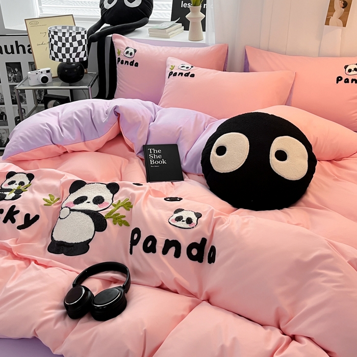 91家纺网 家纺一手货源 找家纺 沐慕 2025新款简约亲肤毛巾绣四件套 幸运熊猫-粉紫