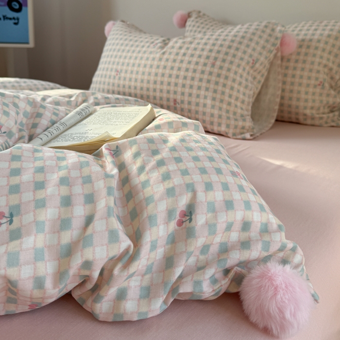 91家纺网 家纺一手货源 找家纺 金爱家 2025新款亲肤舒适纯棉双层纱四件套 双层纱-彩格子小樱桃