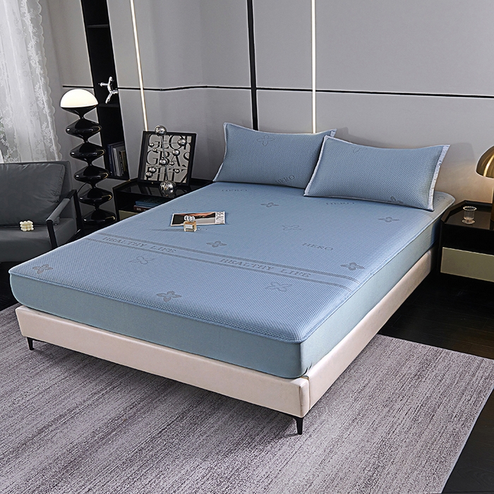 91家纺网 家纺一手货源 找家纺 青雅席业 2025年新款7A抗菌母婴级纯乙纶PE刺绣凉感丝豆豆席床笠款 四叶花-蓝